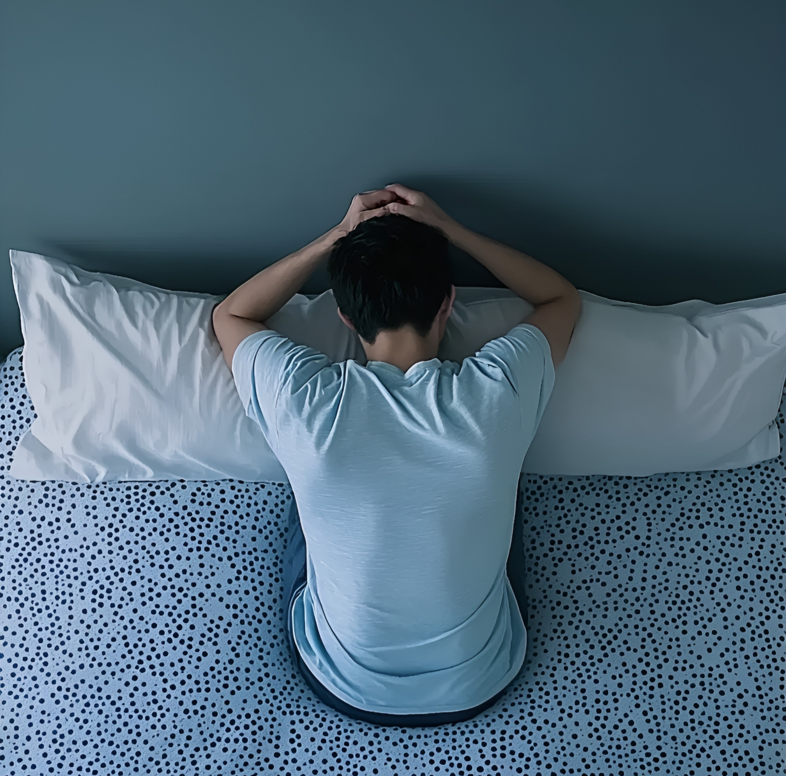 失眠简约风成年男性床上沉思浅蓝T恤休息商业照片（商业使用）.png